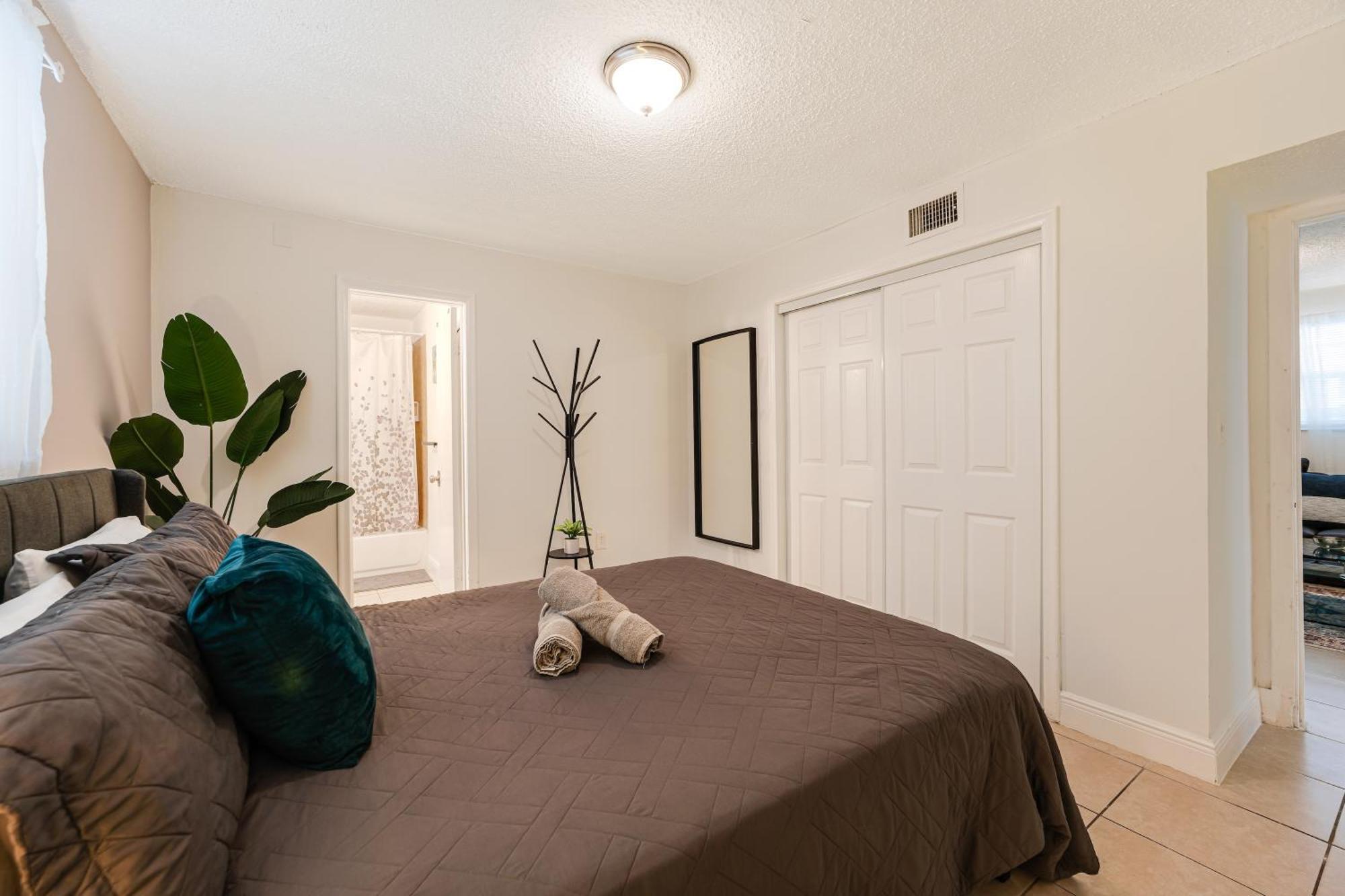 Comfortable 3 Bed Centrally Located In Apartment